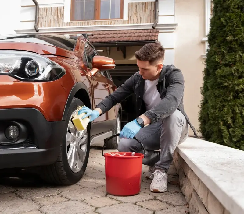 Lavage auto à domicile Sallespisse : professionnel intervenant sur un véhicule